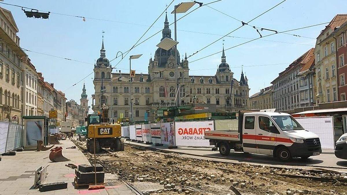 Am Hauptplatz, Ecke Murgasse/Sackstraße werden bis zum 4. August die Gleise erneuert