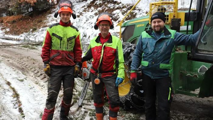 Markus Edlinger, Werner Guggarnig und Markus Leipold arbeiten seit den Morgenstunden entlang der LKH-Zufahrt.