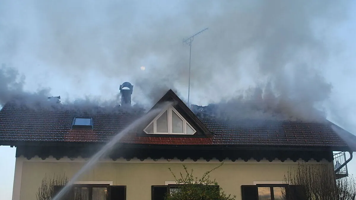 Elf Feuerwehren waren am Samstag bei dem Wohnhausbrand im Einsatz