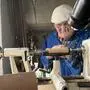 Josef Schrenk (87) beim Drechseln in der alten Werkstatt seines Großonkels