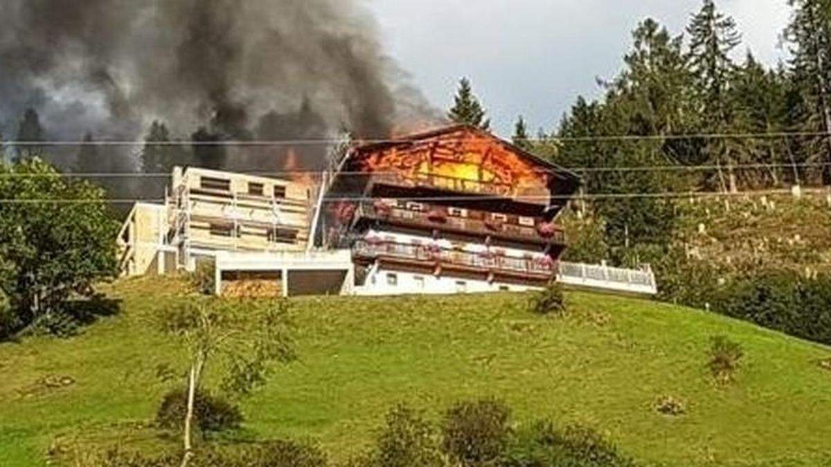 Der Dachstuhl wurde durch das Feuer komplett zerstört