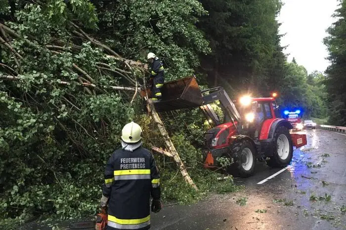 Die Feuerwehren waren mit Aufräumarbeiten beschäftigt.