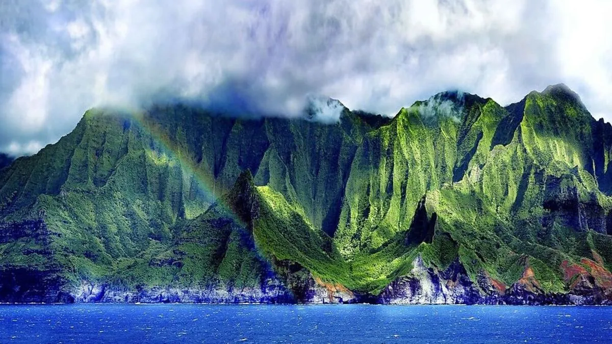 Ein Regenbogen vor der Napali-Küste auf Kaua'i