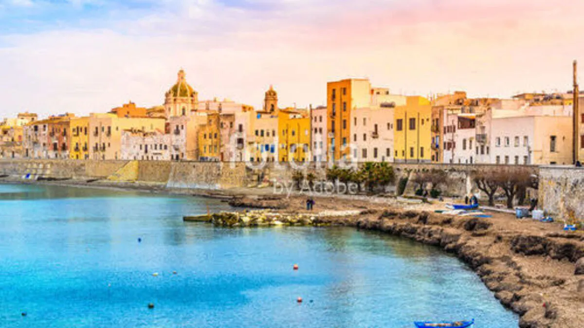 Die westsizilianische Stadt Trapani versprüht ihren eigenen Charme. Typische  Häuserfronten, Meer und nette Restaurants