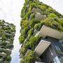 Bosco Verticale in Mailand: Auf rund 400 Terrassen wachsen 800 Bäume, 4500 Sträucher und über 15.000 weitere Grünpflanzen und Kräuter 