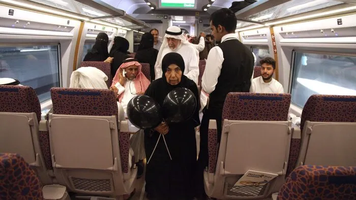 Der "Al-Haramain"-Hochgeschwindigkeitszug benötigt für die rund 450 Kilometer lange Strecke durch die Wüste etwa zwei Stunden.