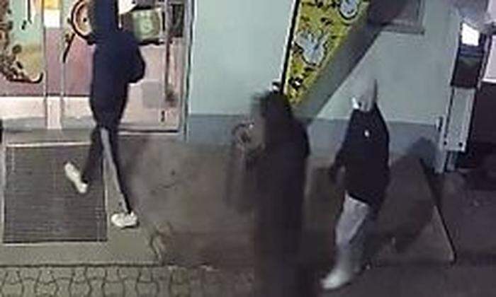 Die Videokamera zeigt, wie die drei Männer die Tankstelle betreten