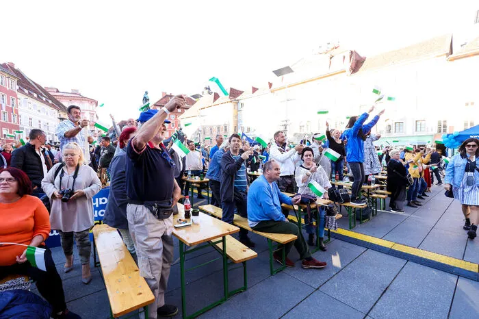 Rund 350 FPÖ-Anhänger waren dem Parteiaufruf gefolgt. Gut 250 waren innerhalb der Absperrung...