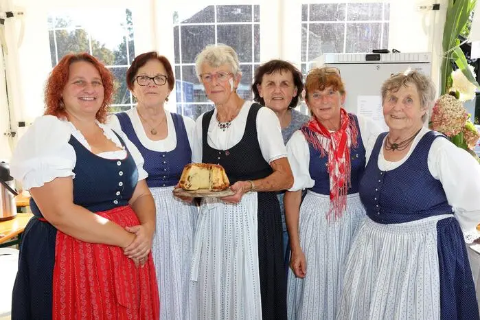 Die Bäuerinnen Trachtengruppe hatte beim Feriendorf ihren Genussstand.