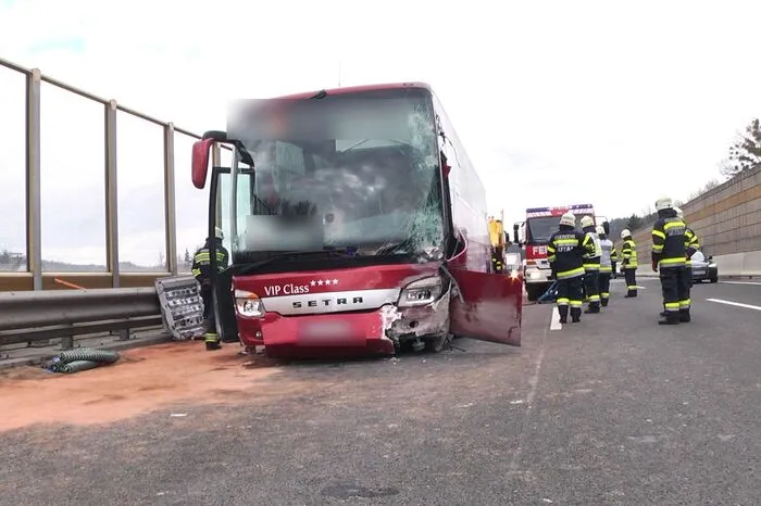 Fünf Insassen eines polnisches Reisebusses wurden dabei (leicht) verletzt.