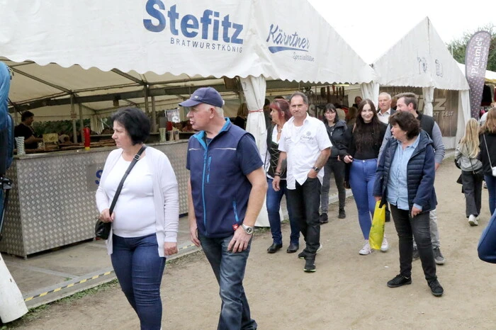 Auch wenn er seine Zelte im Außenbereich des Wiesenmarktgeländes aufgebaut hat: Den Stefitz hat noch jeder gefunden, hört man den Chef schon von weitem „Haße, haße (heiße)“ schreien. 