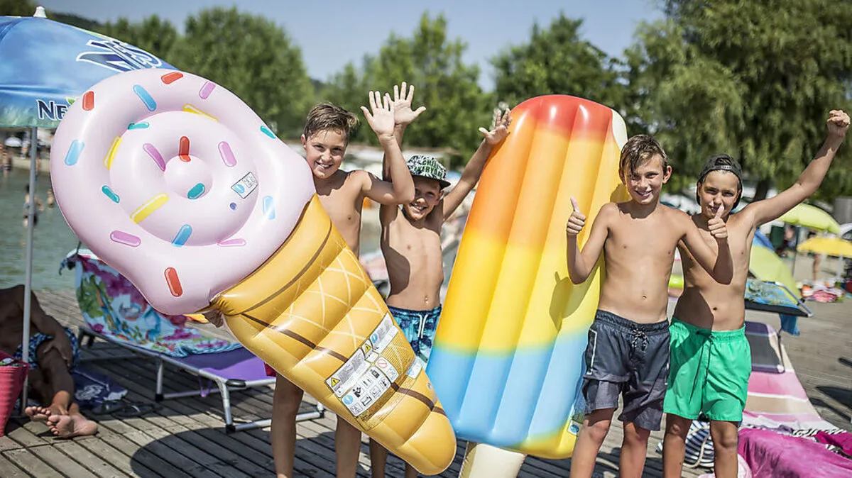 Ohne Eis springen diese vier Burschen nicht ins Wasser