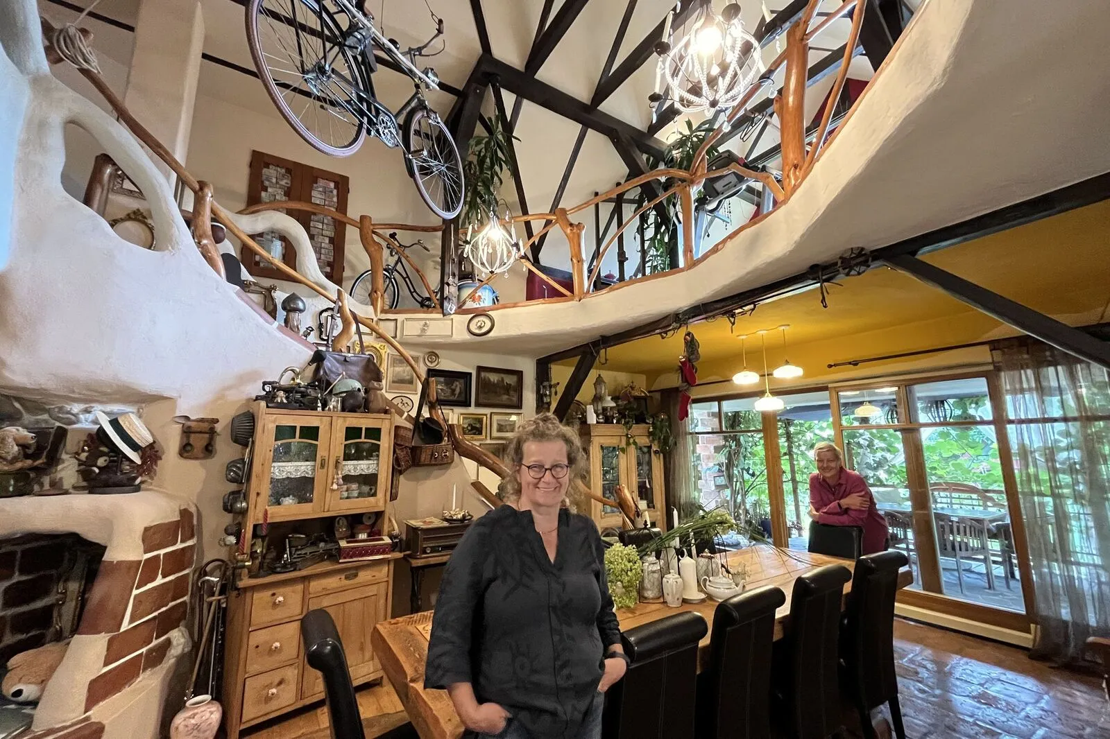 Wenn ein Puch-Rad mit Besen über die Küche fliegt: Das etwas andere Zuhause der Familie Höfler