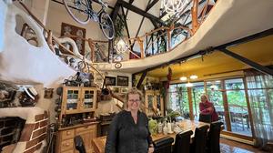 Wenn ein Puch-Rad mit Besen über die Küche fliegt: Das etwas andere Zuhause der Familie Höfler
