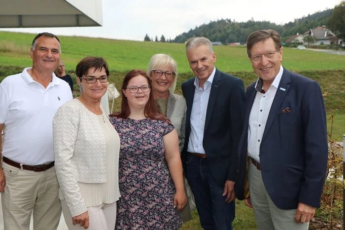 Der Veldener Amtsleiter und "meine heimat" Vorstandsvorsitzender Stellvertreter Helmut Kusternik, Landesrätin Beate Prettner, Bewohnerin Sophia mit ihrer Mutter, Veldens Bürgermeister Ferdinand Vouk und Diakonie-Rektor Hubert Stotter waren unter den Feiernden.