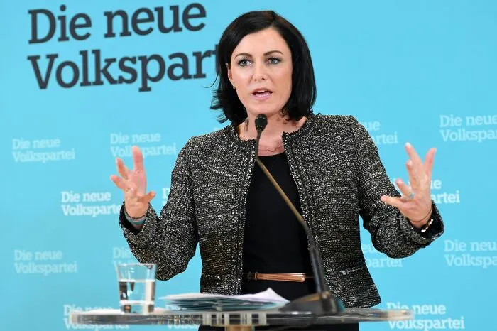 Sieben Monate lang war Elisabeth Köstinger im Jahr 2017 Generalsekretärin der ÖVP, unmittelbar danach Kurzzeit-Nationalratspräsidentin. Im Dezember 2017 wurde sie Ministerin, seither gehört sie der Regierung an.