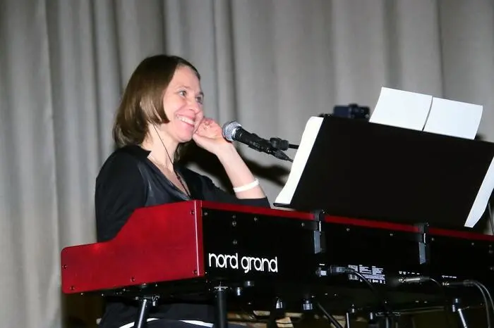 Die Ärztin und Ausnahmemusikerin Katrin Rosenzopf lud mit ihrer Band zum Konzertabend „unErhörte Lieder“ ein.