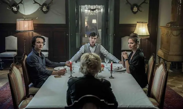 Alexandra Winkler (Julia Richter, von hinten), Leander (Laurence Rupp), Maximilian (Christoph Luser) und Silvia Hochstetten (Patricia Aulitzky)