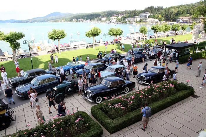 Rolls Royce und Bentley Parade vor dem Schloss Velden