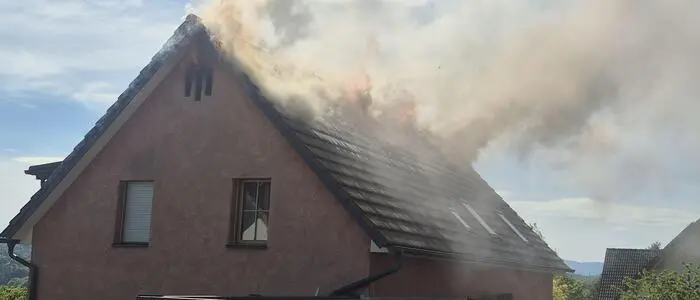 Am Montagnachmittag fing der Dachstuhl eines Wohnhauses in Preßguts, Gemeinde Ilztal, Feuer