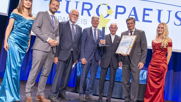 Hermann Hirsch mit Laudator Dietrich Kropfberger und Gastgebern LH Peter Kaiser, LR Sebastian Schuschnig und WKK-Präsident Jürgen Mandl