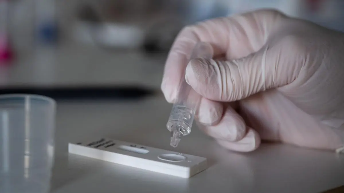 ABD0004_20201218 - BÖBLINGEN - DEUTSCHLAND: 16.12.2020, Baden-Württemberg, Böblingen: Eine Pflegerin führt im Alten- und Pflegeheim Haus am Maienplatz einen Corona-Schnelltest durch.(zu dpa: «Senioren freuen sich auf Besucher und baldige Impfung») Foto: Sebastian Gollnow/dpa +++ dpa-Bildfunk +++. - FOTO: APA/dpa/Sebastian Gollnow