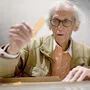 Christo beim Signieren seiner Bücher
