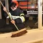 Die Feuerwehr musste die eingeschlagene Auslagenscheibe provisorisch sichern