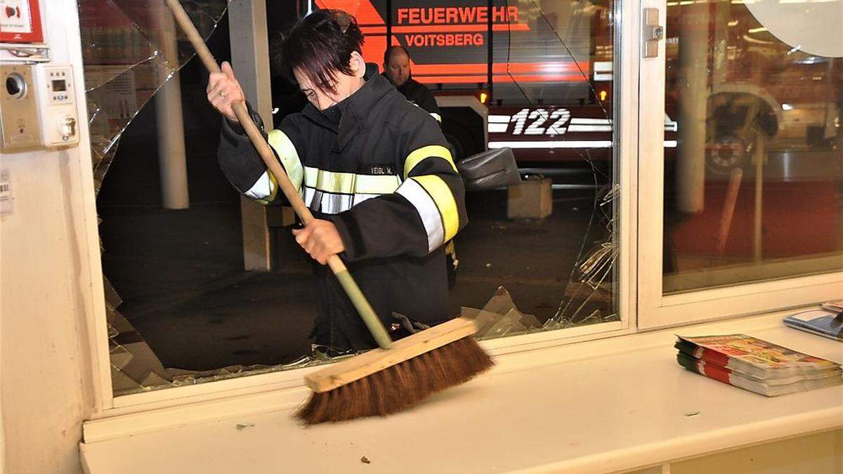 Die Feuerwehr musste die eingeschlagene Auslagenscheibe provisorisch sichern