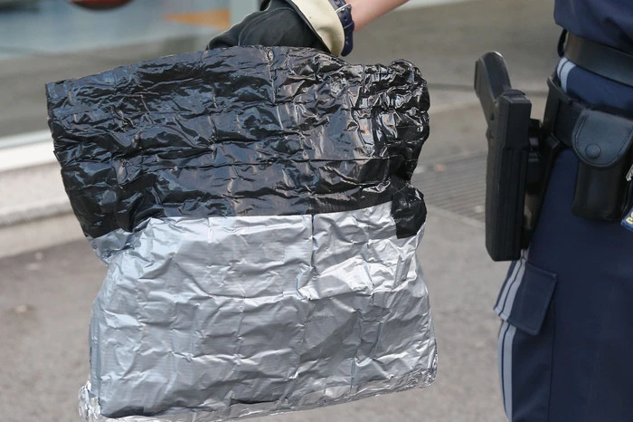 Das Paket entpuppte sich als "Diebestasche".
