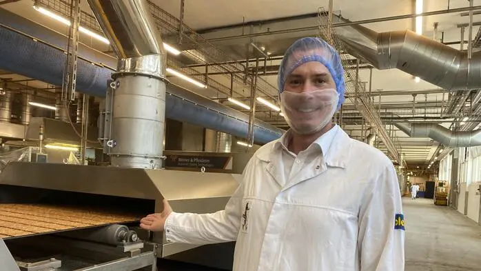 Werksleiter Markus Gutmann präsentiert stolz die neue Produktionslinie „S4“ 