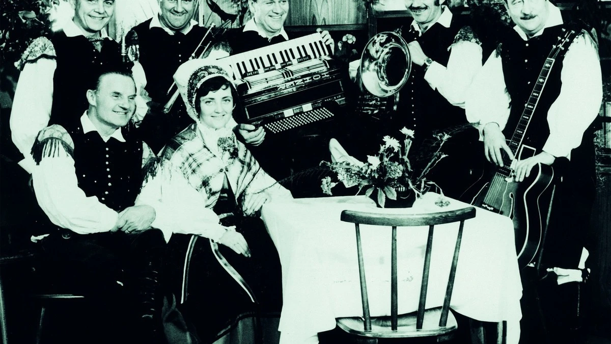 Ema Prodnik im Kreis der "Orginal Oberkrainer"