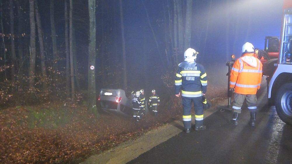 Ein Paar stürzte mit dem Auto in den Wald