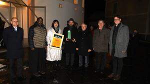 Die grüne Lichtskulptur wurde an Vizebürgermeister Gerhard Krainer übergeben