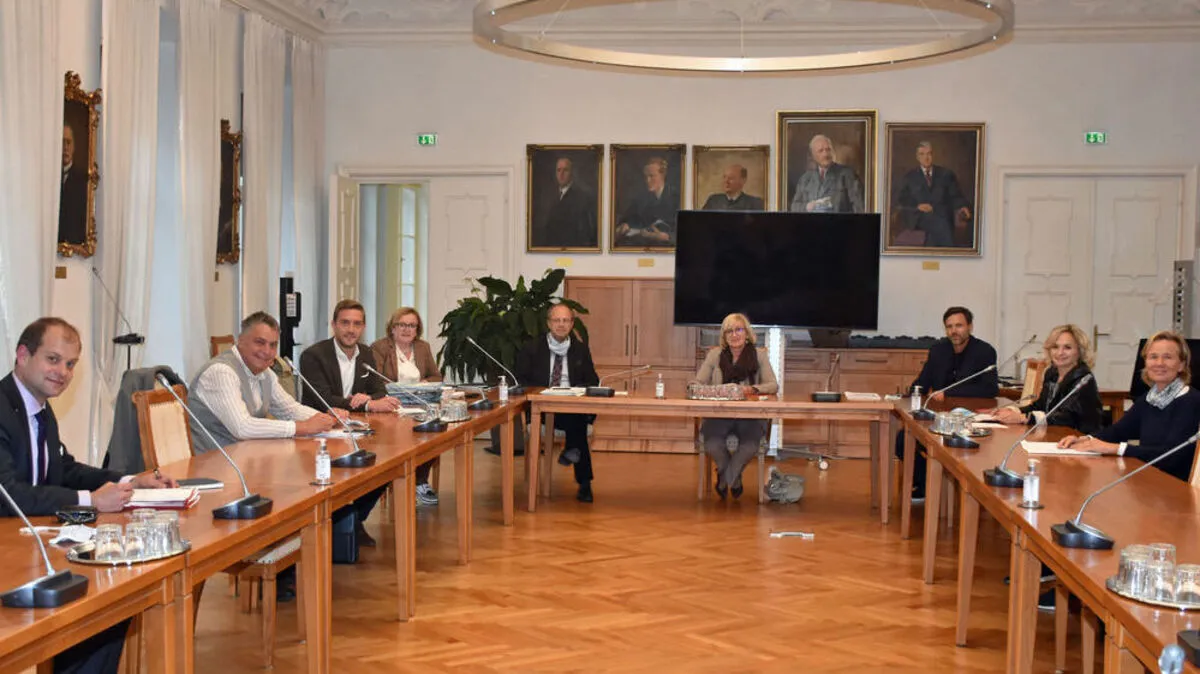 Beate Palfrader (Mitte) mit Vertretern des Wohnbauförderungskuratorium