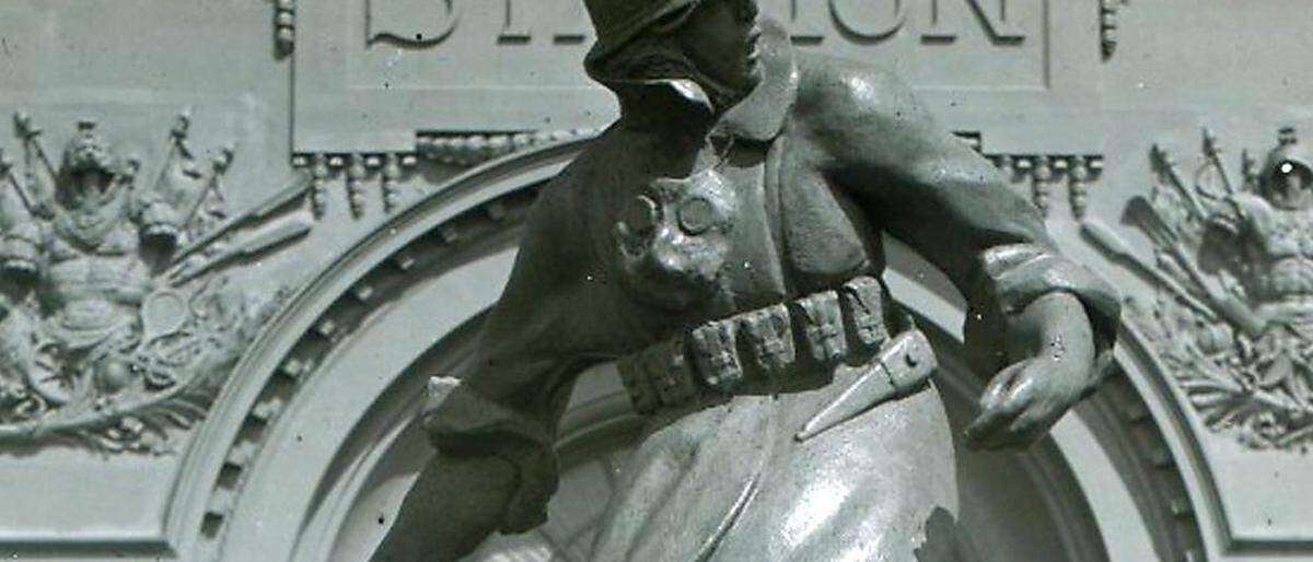 Vor dem Stadion in Antwerpen steht die Statue eines Soldaten mit Granate