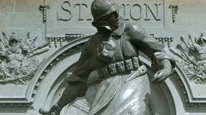 Vor dem Stadion in Antwerpen steht die Statue eines Soldaten mit Granate