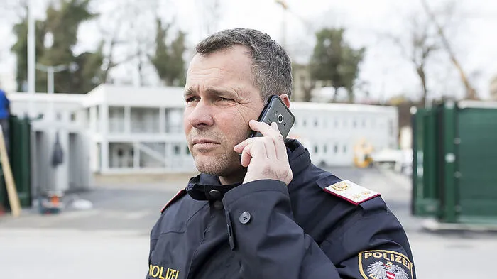 Polizeisprecher Leo Josefus vor der Anlage