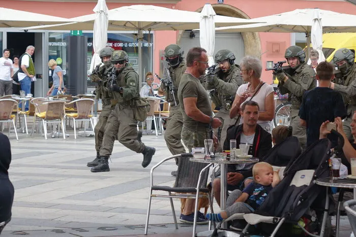 Donnerstag um 10.28 Uhr erfolgt der Zugriff durch die Militärpolizisten. Die KPE-Soldaten sichern dabei die Umgebung ab, um Passanten zu schützen und ein Nachrücken weiterer Waffenhändler zu verhindern.