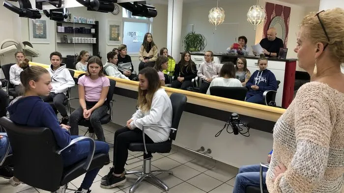 Wie viel verdient ein Friseur? Was muss man im ersten Lehrjahr können? Fragen über Fragen an die Chefin Ute Reitinger.