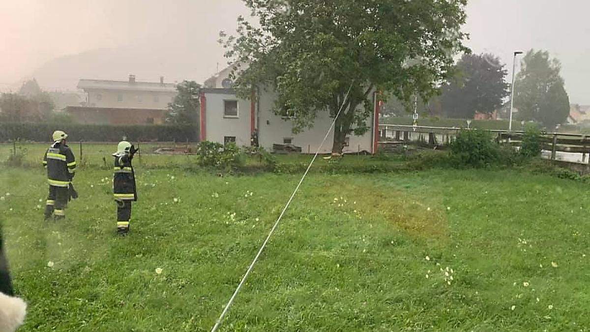 In Möllbrücke musste die Feuerwehr ausrücken, weil ein Baum auf ein Wohnhaus oder auf die Bundesstraße zu fallen drohte