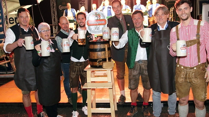 40 Biersorten konnte man genießen, so auch einen bayrischen Gerstensaft zum Oktoberfest. Auch für kulinarische Spezialitäten war gesorgt. Unter den zahlreichen Gästen waren auch Bezirkshauptmann Hannes Peißl und Jakob Kalcher und Helmut Posch von der Brau-Union.
