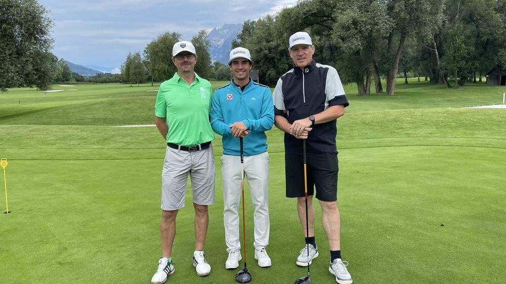 Thomas Aigner, Manager des Golf- und Landclubs Ennstal mit Golfer Niklas Regner und Markus Gruber, CEO und Founder des IT-Startups Selmo