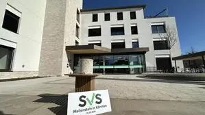 Die neue SVS-Landesstelle Kärnten | Zur Eröffnung des Meilensteins stand ein Meilenstein vor der neuen SVS-Landesstelle