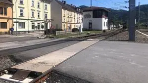 Die Eisenbahnkreuzung beim ehemaligen Bahnhof Göss wurde 2024 umgebaut