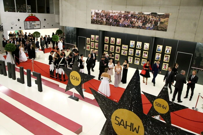 Und es waren an die 1500 Besucher, die sich am Samstagabend in feiner Schale Richtung Bundesschulzentrum aufgemacht hatten, um beim „Ball der Bälle“ dabei zu sein. 