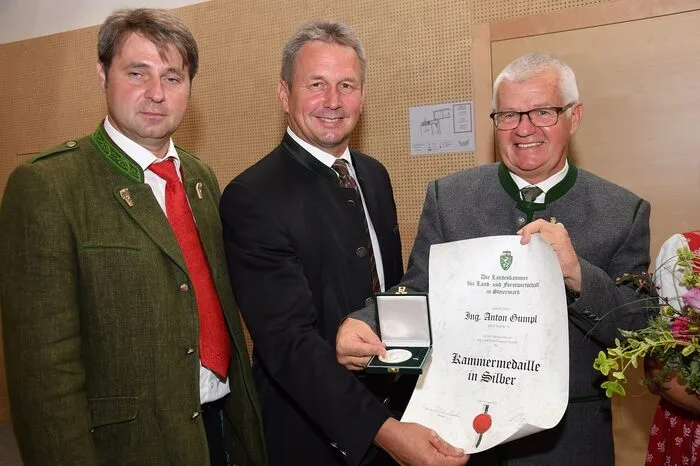 „Als Ideenlieferant, Gestalter und auch Umsetzer“, wie der vormalige Bezirksbauernkammerobmann Josef Kowald auf der von der ARGE Genussbezirk und der Bauernkammer initiierten Verabschiedung Gumpls in der Fachschule Silberberg erläuterte. 