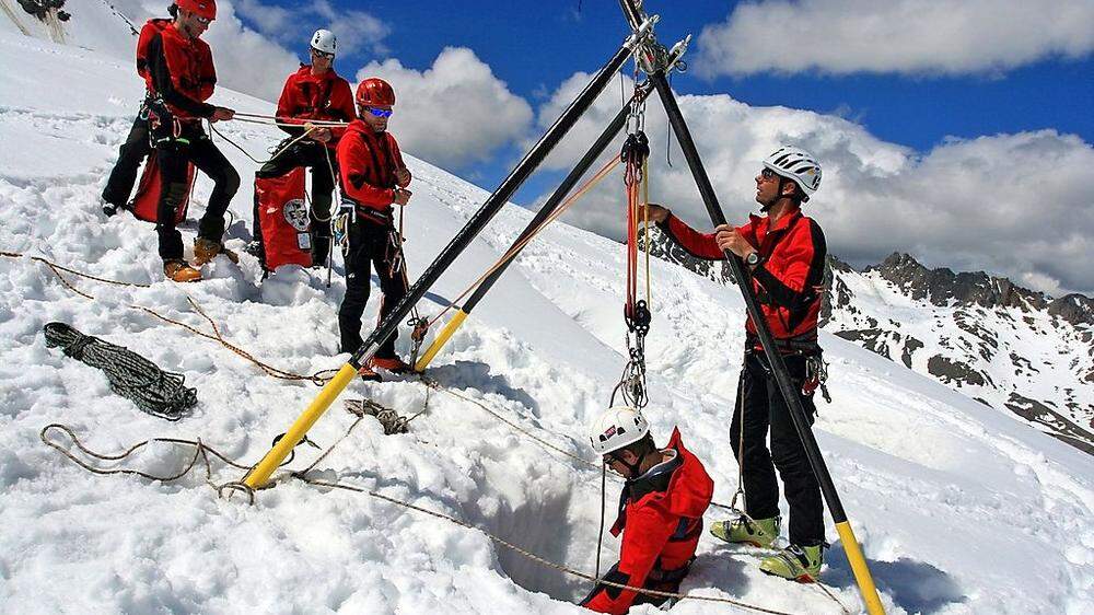 Für den Ernstfall proben. Damit das Dreibein für Übungen auf den Gletscher kommt, brauchen die Bergretter Hubschrauberunterstützung. Bis dato ist sie per Gesetz untersagt 	
