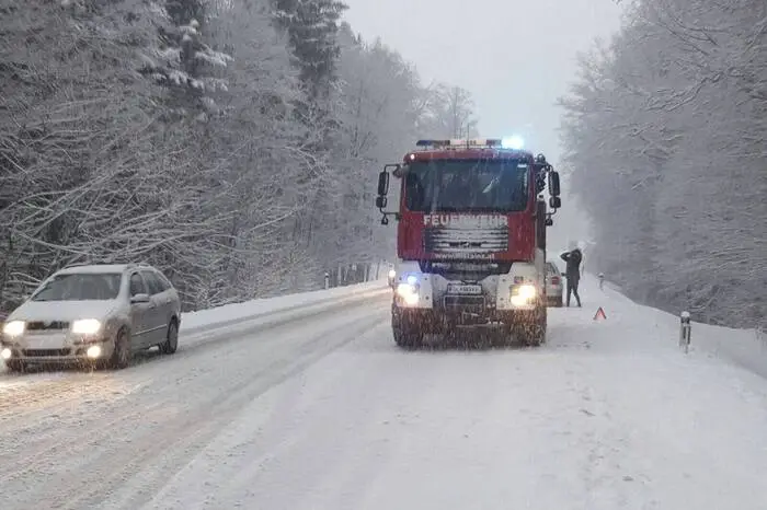 Fahrzeugbergung auf der B76 im Johngraben durch die FF Rassach