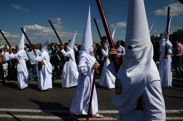 Hunderte bis Tausende Zuschauer nehmen an den Umzügen teil, die bekanntesten Feiern finden in Sevilla statt. Die Prozessionen ziehen sich durch die nächsten Tage, ihren Höhepunkt erreichen sie gegen Ende der Semana Santa.
